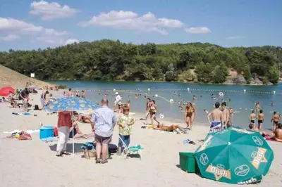 a group of people on the beach at a beach at La Casa de Gaëlle 2 in Trèbes