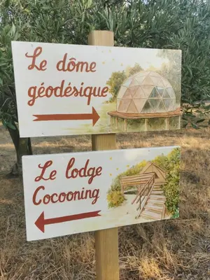 a sign that says be done geocaching and a dome geocaching at Le lodge cocooning in Ansignan