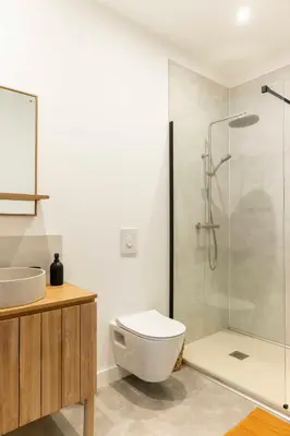 a bathroom with a shower and a toilet and a sink at Thomas Price Appart in Narbonne