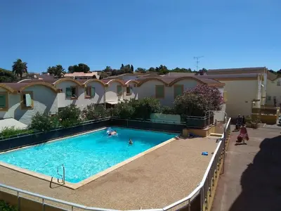 a swimming pool in front of a house at T2 cabine climatisé avec piscine, parking privé, proche port et commerces, idéal 4-5 pers. - FR-1-796-9 in Gruissan