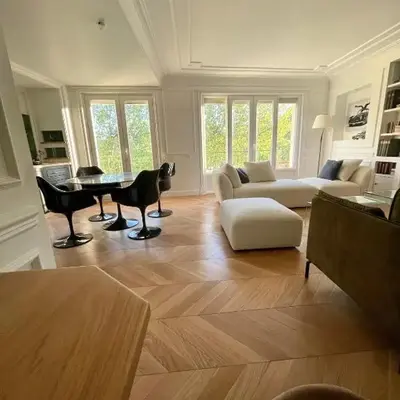 Apparemment luxueux niché dans les arbres