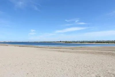 a beach with the ocean in the background at Pavillon Cosy 3 pièces avec véranda et parking GN520-048 in Gruissan
