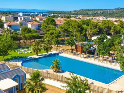 an overhead view of a swimming pool at a resort at Mobil-home 3 ch camping TOHAPI in Port-la-Nouvelle