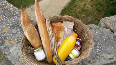 a wicker basket with a sandwich and a banana at Villa Serenita in Villemoustaussou