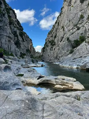 a river in a canyon with rocks in the water at Superbe Appart 4 chambres Terrasse vue sur les Montagnes in Saint-Paul-de-Fenouillet