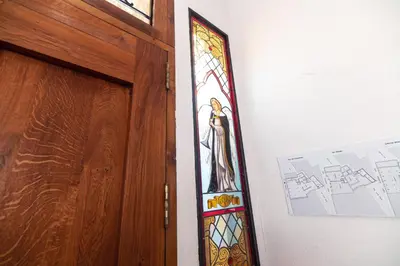 a stained glass window next to a wooden door at Chambre romantique du Couvent in Narbonne