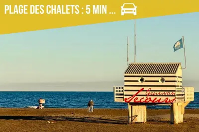 a lifeguard station on a beach with the ocean at Spacieux appartement Coeur du Village Wifi Draps in Gruissan