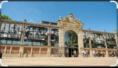 a building with a mural on the side of it at Studio Gili Meno in Narbonne