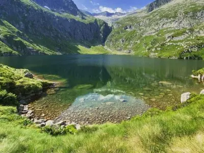 a lake in the middle of a valley with mountains at Cabane sur pilotis avec terrasse au calme - API-1-52-1502 in Camon