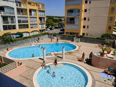 an overhead view of a swimming pool in a apartment complex at appartement en résidence privée dotée de piscines in Gruissan