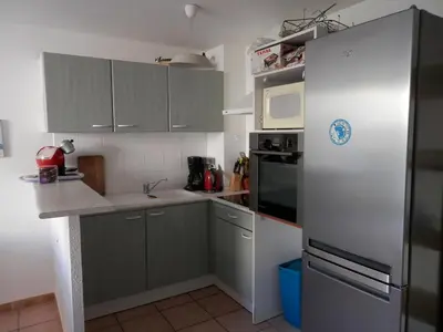a kitchen with a refrigerator and a microwave at Villa confortable, parking, animaux OK - 6 pers. - FR-1-796-109 in Gruissan