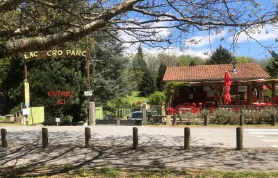 a street sign in front of a building at Studio duplex 1 Lac des Montagnès in Mazamet