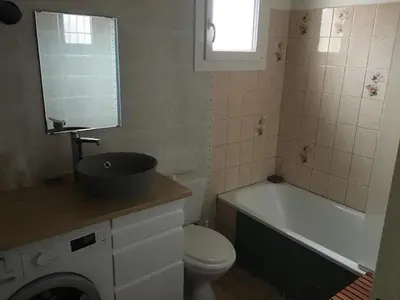 a bathroom with a sink and a toilet and a bath tub at gite echarou agréable maison de famille in Sigean