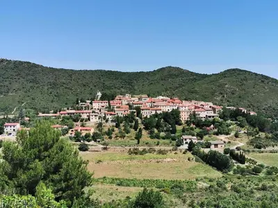 a village on the side of a mountain at Chambre d'hôte in Cucugnan