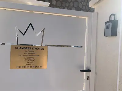 a door with a sign that reads chambers drugs at La Turenne in Narbonne