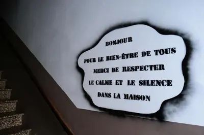 a sign on the side of a wall withwords at Gîte Esprit Loft Proche de Narbonne in Mirepeisset