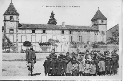 an old photo of a group of children in front of a building at Diamond - Gîte dans vieux prieuré près de Carcassonne in Sainte-Eulalie