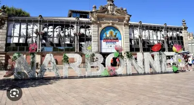 a building with a sign that reads melbourne at Studio au cœur du quartier historique in Narbonne