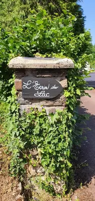 a sign on a stone wall with green plants at L'ECRIN DU LAC - L'Ortencia in Mazamet