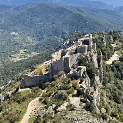 an old castle on top of a mountain at Gîte XL Familles et groupes Duilhac sous Peyrepertuse in Duilhac