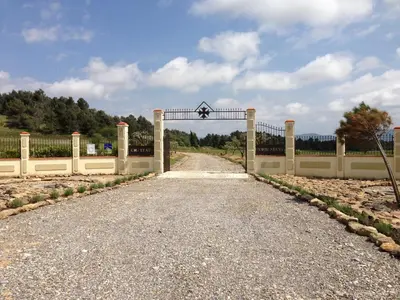 a gate to a driveway with a road at Hong Kong Guest room in the heart of the vineyard no69 in Badens
