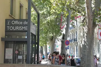 a group of people walking down a city street at NARBONNE : SUPER APPARTEMENT DE QUALITÉ in Narbonne