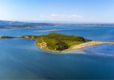 an island in the middle of a large body of water at Charmant appartement à Sigean - 23 m² - Climatisation in Sigean