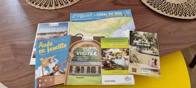 a group of books sitting on top of a table at Evasion dépaysante Canal du Midi* Jardin &Terrasse in Castelnaudary